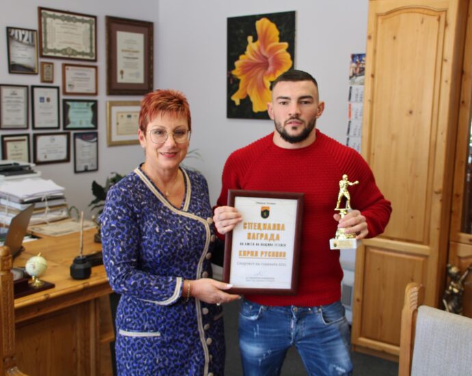 teteven sportist godina 1102221 1 Кметът на Община Тетевен д-р Мадлена Бояджиева връчи на боксьора Кирил Русинов специална награда от церемонията „Спортист на годината“