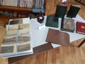 bibl izlojba 90322 9 Изложба на талантите, уменията и интересите на библиотекарите от Регионална библиотека „Проф. Беню Цонев“ беше открита на 8 март в отдел "Изкуство"