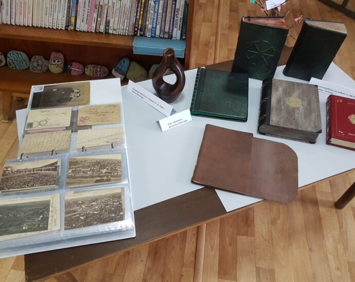 bibl izlojba 90322 9 Изложба на талантите, уменията и интересите на библиотекарите от Регионална библиотека „Проф. Беню Цонев“ беше открита на 8 март в отдел "Изкуство"