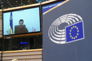 eu ukraina 103221 ЕП призовава за по-твърда реакция срещу Русия заради нашествието в Украйна. С безпрецедентно мнозинство беше приета резолюцията
