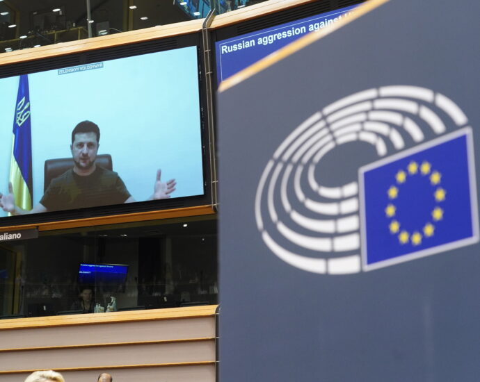 eu ukraina 103221 ЕП призовава за по-твърда реакция срещу Русия заради нашествието в Украйна. С безпрецедентно мнозинство беше приета резолюцията