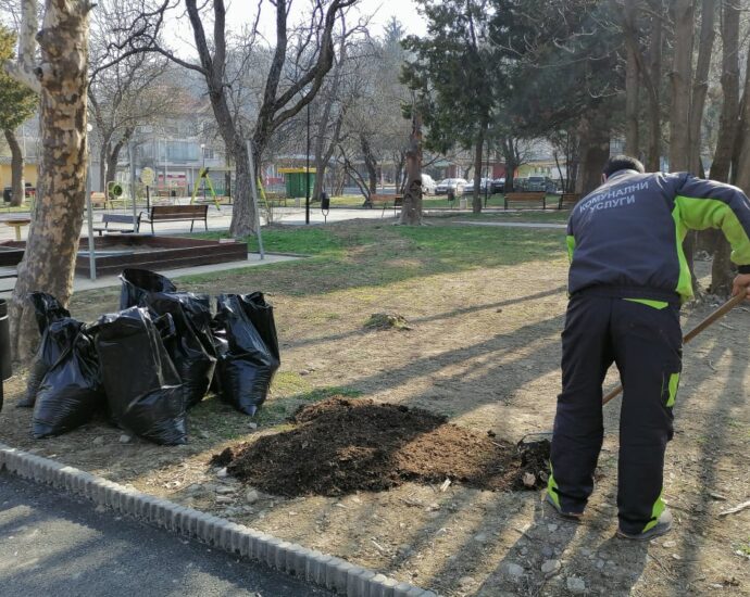 kompost troyan 3103221 Община Троян започна да използва компост от преработените био и зелени отпадъци за наторяване на зелените си площи