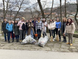 pochistvane 2203221 6 С почистване на площи около водни басейни и изложба, ученици отбелязаха в Ловеч 22 март -  Световният ден на водата