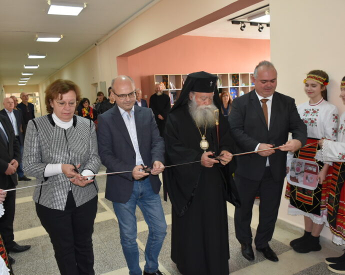 STEM MG 1204221 6 Днес беше открит модерен STEM – център в Профилираната природо-математическа гимназия в Ловеч