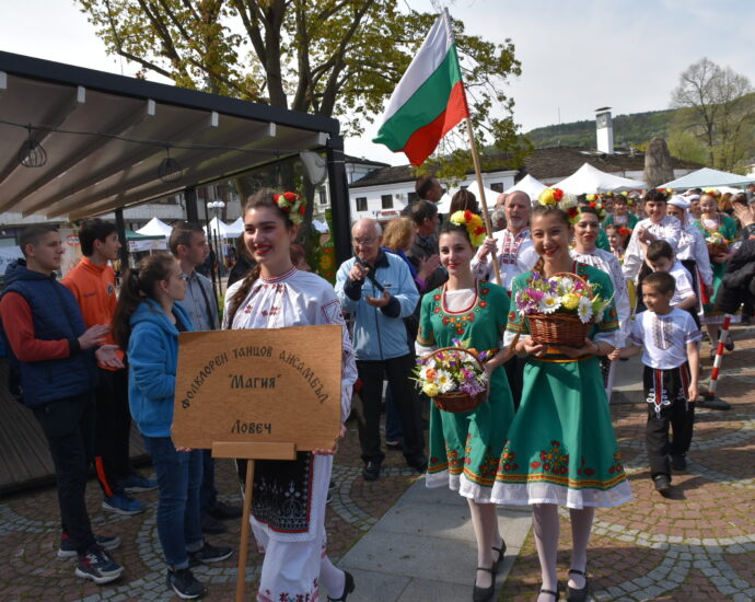 cvetnica 1604221 2 Кметът на Община Ловеч Корнелия Маринова откри на Лазаровден пролетния празник „Цветница Ловеч 2022“