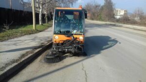 eko ead 504221 Общинската фирма „Еко“ ЕАД – Ловеч, през март е почистила улици с дължина 268 км