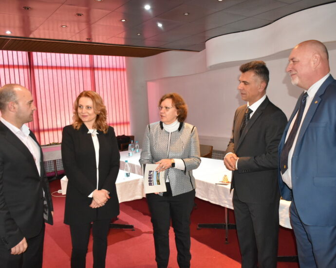 forum romania 12042218 Десетки фирми участваха във форум в Ловеч за развитие на успешен бизнес между България и Румъния