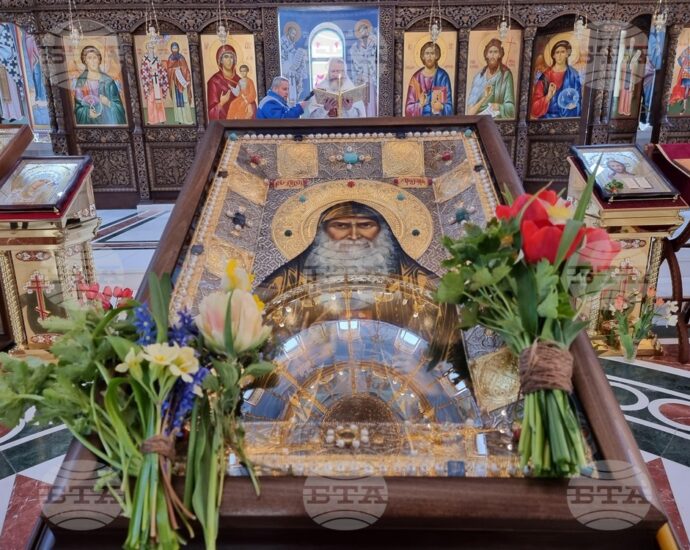 ikona lovech 1604221 С молитва пред икона с мощи на преподобния Гавриил Ургебадзе започна Лазаровден в Ловеч