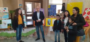 izlojba dec ou 504221 2 Областният управител Виктор Стойчев откри днес детската изложба „Слънце за всички“