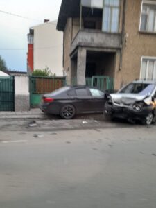 katastrofa 1904221 28-годишен мъж е причинил катастрофа на бул. "България" тази сутрин. Спътничката му е пострадала, откарана е в ловешката болница