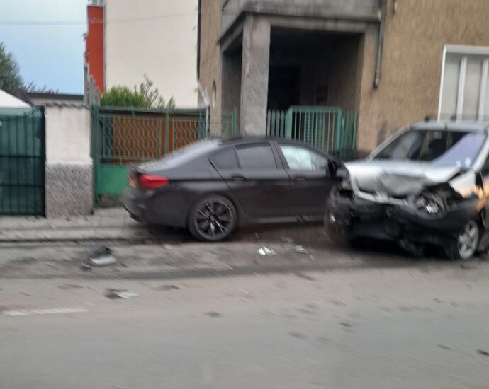 katastrofa 1904221 28-годишен мъж е причинил катастрофа на бул. "България" тази сутрин. Спътничката му е пострадала, откарана е в ловешката болница