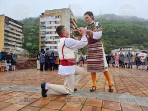 kumichka cvetnica 1704221 На Цветница в Ловеч бе изпълнен ритуалът „По вода“ и обявена тазгодишната „кумичка“