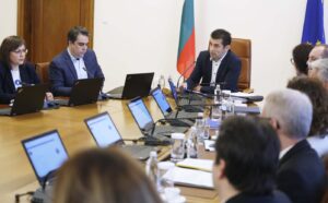 ministerski 2704221 Премиерът Петков: Българските граждани да бъдат спокойни, правителството е подготвено за сценарий, при който „Газпром“ спира доставките на газ„Правителство е подготвено за сценарий, при който „Газпром“ спира доставките на газ за страната ни. Искам да уверя българските граждани, че по никакъв начин няма да има намаляване на подаването на газ към консуматорите и нека потребителите да бъдат спокойни“, заяви министър-председателят Кирил Петков в началото на редовното правителствено заседание. В този контекст Министерството на енергетиката има ясен план за действие, включително за алтернативни източници на доставка. Спирането на природния газ от „Газпром“ е грубо нарушение на договора и шантаж за използване на извъндоговорен план за плащане в рубли през трети лица, което не гарантира нито доставките, нито вложените пари на българите. Ние няма да се поддадем на подобен рекет, категоричен бе министър-председателят. Петков подчерта, че е недопустимо едностранно действие за изнудване, затова България също преглежда всички договори с „Газпром“, включително и този за транзит през България. „Виждаме докъде ни доведе политиката на ГЕРБ – до джип на „Аркад“ в гаража на г-жа Арнаудова, в хазната липсват 3 милиарда лева, защото са похарчени за „Турски поток“ и нямаме диверсификация на източниците на газ. Затова в последните 4 месеца българското правителство фокусира толкова усилия за гръцката газова връзка, която ще бъде построена до края на юни“, отбеляза Кирил Петков . Едностранното нарушаване на договора между „Газпром“ и България не е проблем само на България. Това е проблем на целия Европейски съюз и ответните действия ще бъдат общи, увери председателят на Европейската комисия Урсула фон дер Лайен българския премиер. Няма да бъдат намалени подаванията на газ, нито ще бъдат ограничавани, подчерта министър-председателят Кирил Петков по повод спрените доставки от „Газпром“ за България след края на редовното заседание на кабинета. Вицепремиерът Асен Василев и министърът на енергетиката Александър Николов заминават утре за Брюксел, където ще бъдат уточнени точните стъпки като общ европейски отговор на действията на „Газпром“