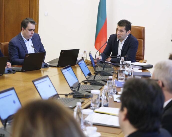 ministerski 2704221 Премиерът Петков: Българските граждани да бъдат спокойни, правителството е подготвено за сценарий, при който „Газпром“ спира доставките на газ„Правителство е подготвено за сценарий, при който „Газпром“ спира доставките на газ за страната ни. Искам да уверя българските граждани, че по никакъв начин няма да има намаляване на подаването на газ към консуматорите и нека потребителите да бъдат спокойни“, заяви министър-председателят Кирил Петков в началото на редовното правителствено заседание. В този контекст Министерството на енергетиката има ясен план за действие, включително за алтернативни източници на доставка. Спирането на природния газ от „Газпром“ е грубо нарушение на договора и шантаж за използване на извъндоговорен план за плащане в рубли през трети лица, което не гарантира нито доставките, нито вложените пари на българите. Ние няма да се поддадем на подобен рекет, категоричен бе министър-председателят. Петков подчерта, че е недопустимо едностранно действие за изнудване, затова България също преглежда всички договори с „Газпром“, включително и този за транзит през България. „Виждаме докъде ни доведе политиката на ГЕРБ – до джип на „Аркад“ в гаража на г-жа Арнаудова, в хазната липсват 3 милиарда лева, защото са похарчени за „Турски поток“ и нямаме диверсификация на източниците на газ. Затова в последните 4 месеца българското правителство фокусира толкова усилия за гръцката газова връзка, която ще бъде построена до края на юни“, отбеляза Кирил Петков . Едностранното нарушаване на договора между „Газпром“ и България не е проблем само на България. Това е проблем на целия Европейски съюз и ответните действия ще бъдат общи, увери председателят на Европейската комисия Урсула фон дер Лайен българския премиер. Няма да бъдат намалени подаванията на газ, нито ще бъдат ограничавани, подчерта министър-председателят Кирил Петков по повод спрените доставки от „Газпром“ за България след края на редовното заседание на кабинета. Вицепремиерът Асен Василев и министърът на енергетиката Александър Николов заминават утре за Брюксел, където ще бъдат уточнени точните стъпки като общ европейски отговор на действията на „Газпром“