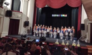 peeshto jaice 2704221 2 Деца от четири ловешки училища участваха в Великденският фестивал на детската песен „Пеещо яйце“