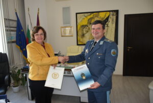 sporazumenie millitary 2604221 2 Днес е подписано Споразумение за разбирателство и сътрудничество между Община Ловеч и Висше Военновъздушно училище „Георги Бенковски“ Долна Митрополия