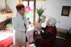 teteven jubilei 504221 Д-р Мадлена Бояджиева поздрави Мария Николова по случай 100-годишния й юбилей