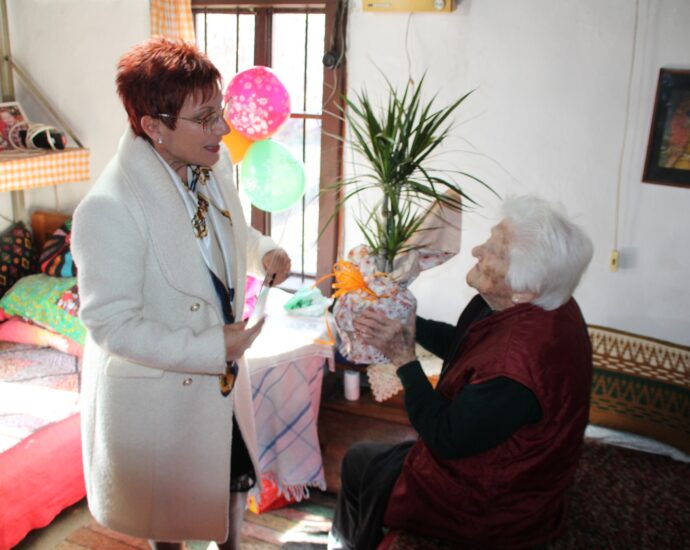 teteven jubilei 504221 Д-р Мадлена Бояджиева поздрави Мария Николова по случай 100-годишния й юбилей