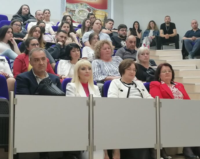 troyan sreshta medici 2804221 2 Кметът на Троян и представители на двете болници представиха възможностите за кариерно развитие в общината пред студенти от Медицински университет - Плевен