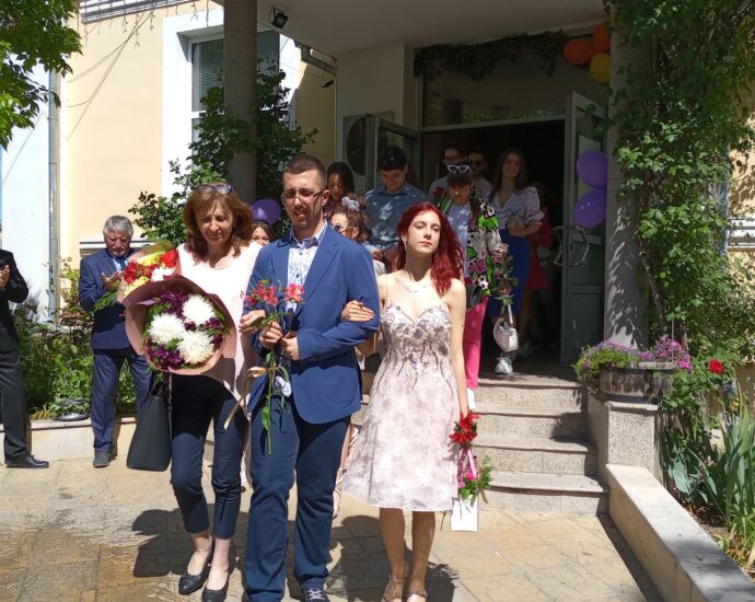 ezikova izprashtane 13052212 Областният управител пожела на добър час на випуск 2022 на Езиковата в Ловеч