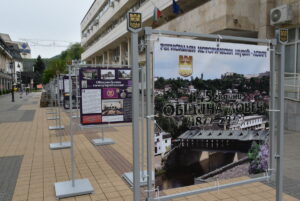 izlojba lovech 305221 2 От днес пред сградата на Община Ловеч може да бъде разгледана изложбата „145 години Община Ловеч (1877-2022)" на Регионален исторически музей - Ловеч