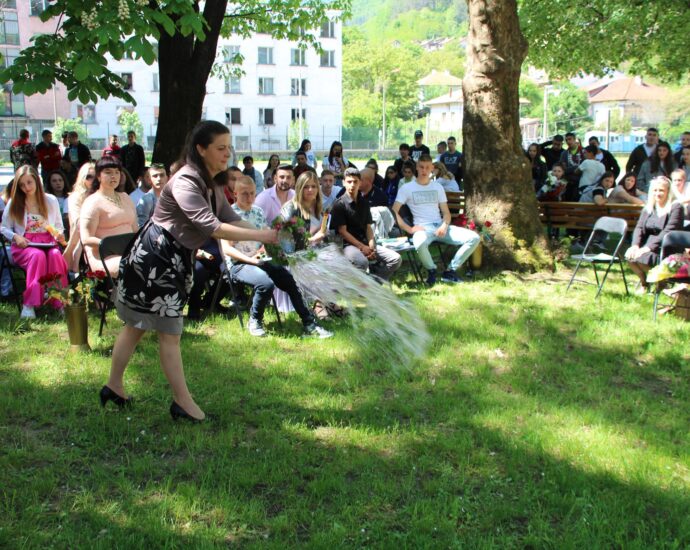 izprashtane teteven 1505221 10 На 12-ти и 13-ти май тържествено бяха изпратени дванадесетокласниците от випуск 2022 година от тетевенските гимназии - НПГГСД ,,Сава Младенов“, СУ ,,Георги Бенковски“ и ПГ по СЕУ