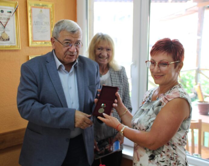 kmet teteven 30052218 Д-р Мадлена Бояджиева бе удостоена с награден знак „За признателност“ от Съюза на ветераните от войните на България
