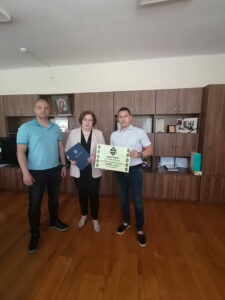 lions klub troyan 18052211 Община Троян получи дарение в размер на 2000 лв. от „Лайънс Клуб София Кепитъл“, с което ще бъдат финансирани общинските био -градини