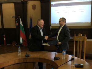 lovech burgas 2005221 2 Областните управители на Ловеч и Бургас сключиха споразумение за партньорство