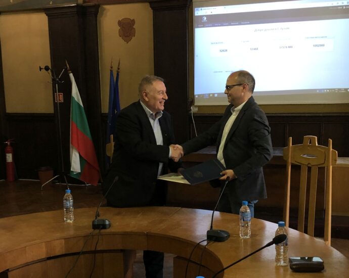 lovech burgas 2005221 2 Областните управители на Ловеч и Бургас сключиха споразумение за партньорство