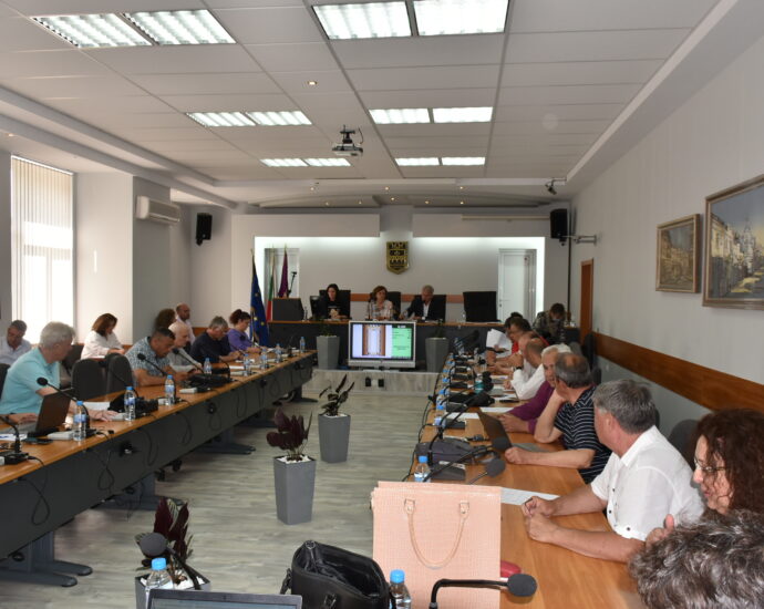 obs 2605221 Общинските съветници в Ловеч са приели за сведение доклад за ремонта на Спортната зала в "Д. Димов". Цолов трябва да ги да даде на Прокуратурата