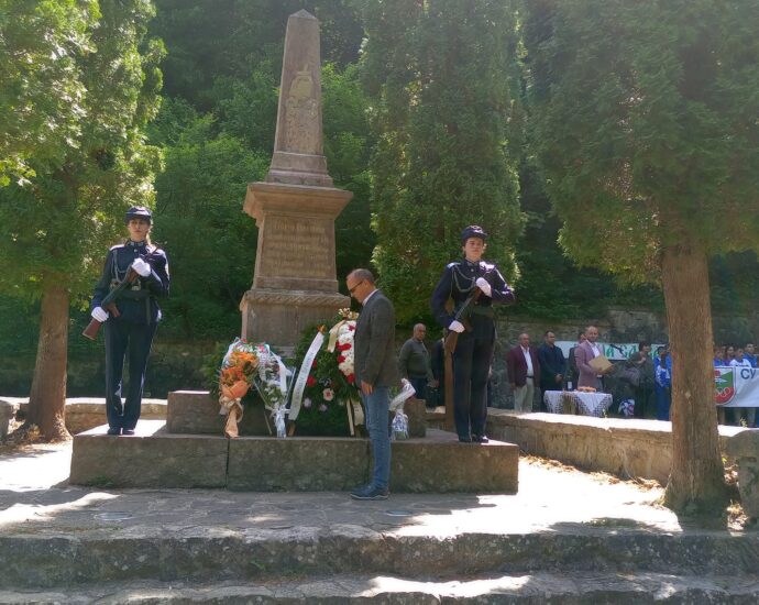 poklonenie ribrarica 2505221 2 Областният управител Виктор Стойчев се включи днес във възпоменателните чествания на 146-годишнината на Априлското въстание в м. Костина край тетевенското село Рибарица