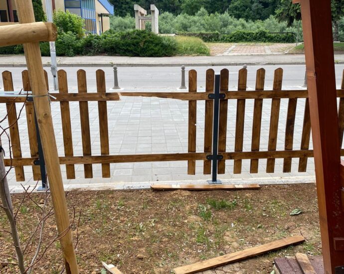 razbita detska ploshtadka 2505221 Полицията в Ловеч работи по установяване на извършителят на увреждането на новата детска площадка, разположена в центъра на града.