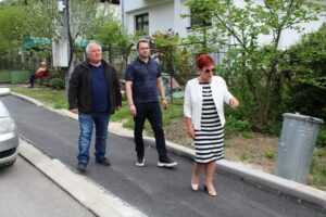 ribarica trotoari 12052211 Изграждането на тротоарна настилка в Рибарица е на финална фаза