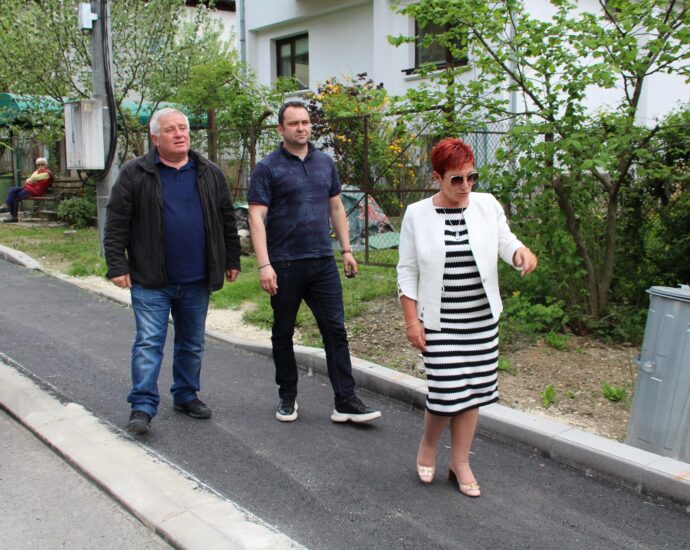 ribarica trotoari 12052211 Изграждането на тротоарна настилка в Рибарица е на финална фаза