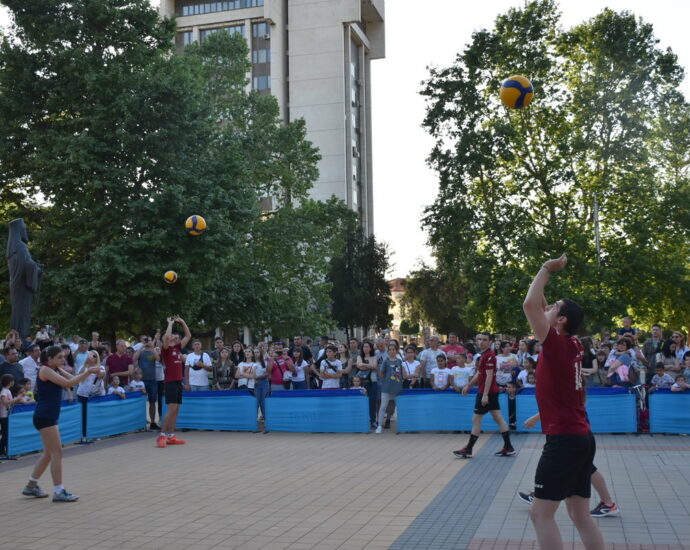 sportenpraznik lovech 17052214 Голям зрелищен празник на спортните клубове в Ловеч  напълни площад "Екзарх Йосиф I"