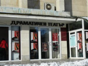 teatar lovech 905221 Филмът „Един младеж на 50” , посветен на богатата история на Ловешкия театър, ще бъде показан по БНТ 2 на 11 май – Денят на Ловеч