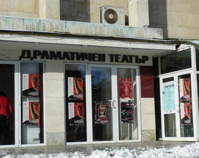 teatar lovech 905221 Филмът „Един младеж на 50” , посветен на богатата история на Ловешкия театър, ще бъде показан по БНТ 2 на 11 май – Денят на Ловеч