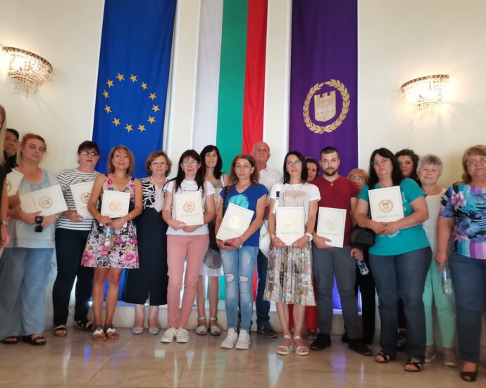 biudjeti gradini 21062214 Кметът на Община Ловеч Корнелия Маринова връчи бюджетите за 2022 г. на директорите и управителите на детските ясли, детската кухня, превантивно-информационен център и социалните услуги в община Ловеч.