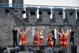 concert magia 10062217 На сцената на Ловешката крепост Фолклорният танцов състав „Магия“ изнесе завладяващ концерт