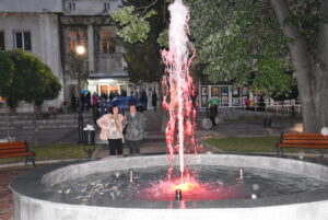 fontan teater 1506221 Служители на отдел „Контрол и сигурност" са хванали 15 годишен да изсипва перилен препарат във фонтана пред театъра