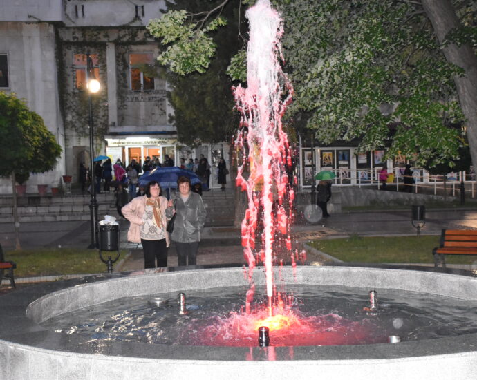 fontan teater 1506221 Служители на отдел „Контрол и сигурност" са хванали 15 годишен да изсипва перилен препарат във фонтана пред театъра
