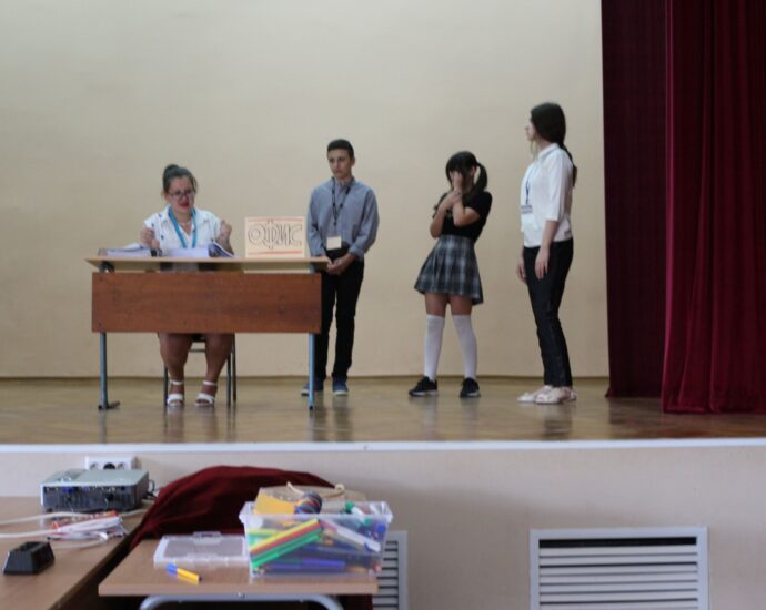 forum teater 7062211 Форум-театър в рамките на проект „Социално-икономическа интеграция на уязвими групи – интегрирани мерки за подобряване достъпа до образование в гр. Ловеч” се проведе в Математическата