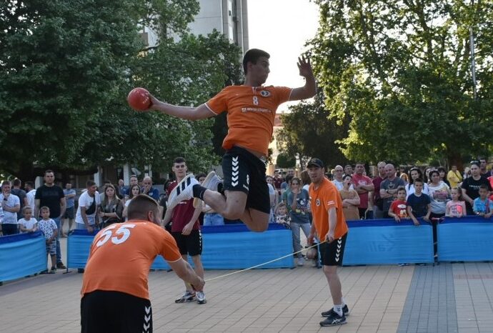 hadball 1506221 Младежкият национален отбор по хандбал избра Ловеч за подготвителния си лагер. Днес младите надежди срещат „Осъм“ в учебна игра