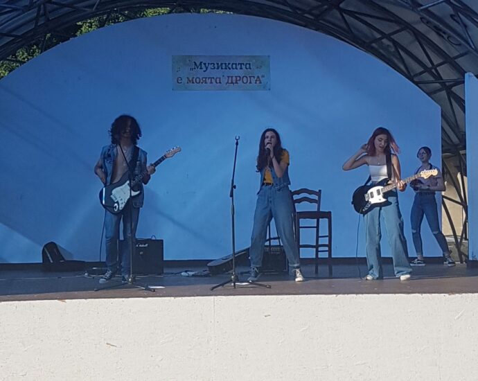 koncert droga 2806221 8 Концерт под мотото „Музиката е моята дрога“ се проведе вчера вечерта на откритата сцена на площад  „Т. Кирков“ в Ловеч