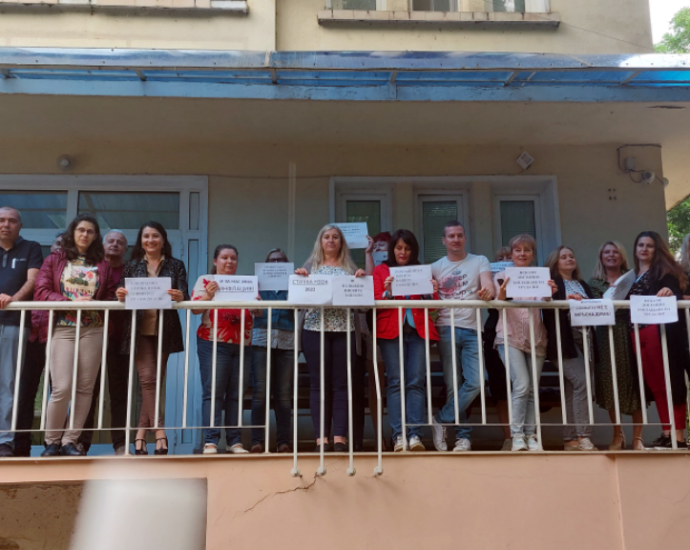 protest zdravna kasa lovech 1306221 1 Служители на Здравната каса в Ловеч излязоха в едночасова ефективна стачка
