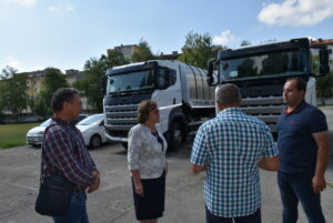 smetosabirane 2706221 6 Два нови специализирани  автомобили за сметосъбиране е купила Община Ловеч на обща стойност  400 000 лева (без ДДС)