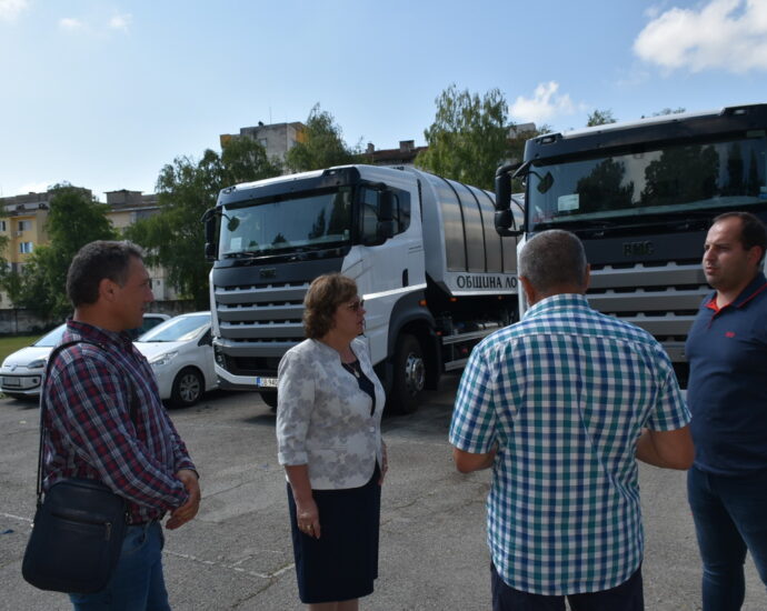 smetosabirane 2706221 6 Два нови специализирани  автомобили за сметосъбиране е купила Община Ловеч на обща стойност  400 000 лева (без ДДС)