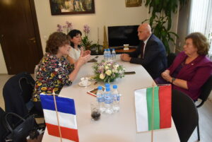 sreshta poslanik france 10062212 Кметът Корнелия Маринова се срещна с посланика на Франция у нас Флоранс Робин