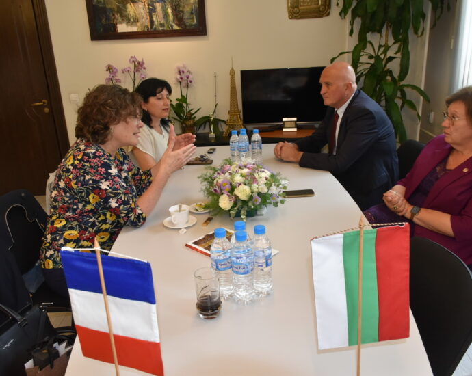 sreshta poslanik france 10062212 Кметът Корнелия Маринова се срещна с посланика на Франция у нас Флоранс Робин